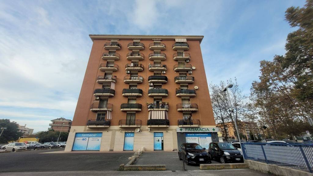 Facciata - Monolocale via Fratelli Bandiera, 29, Pomezia - foto 2