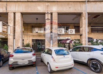 Edificio all\'aperto - Locale Commerciale Piazzale Ungheria
 
38, Palermo - foto 9