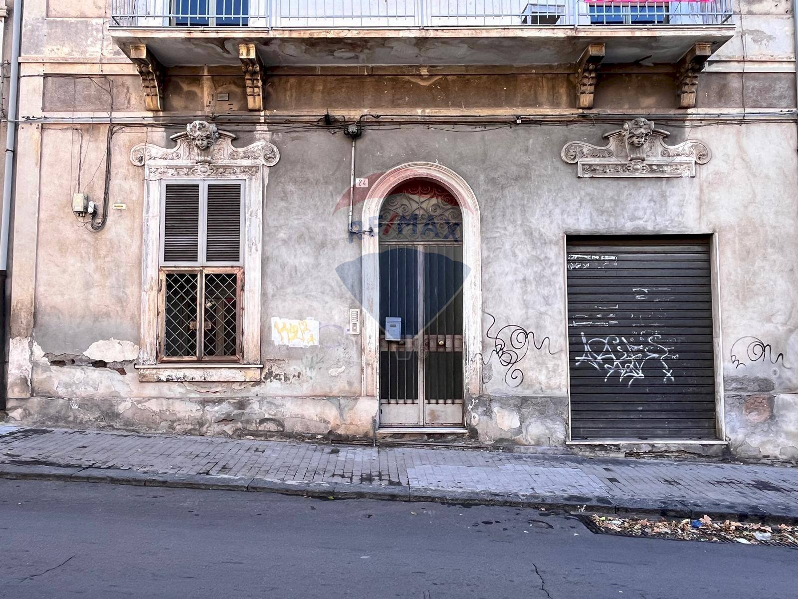 Edificio all\'aperto - Locale Commerciale Via Vincenzo Casagrandi
 
24, Catania - foto 1