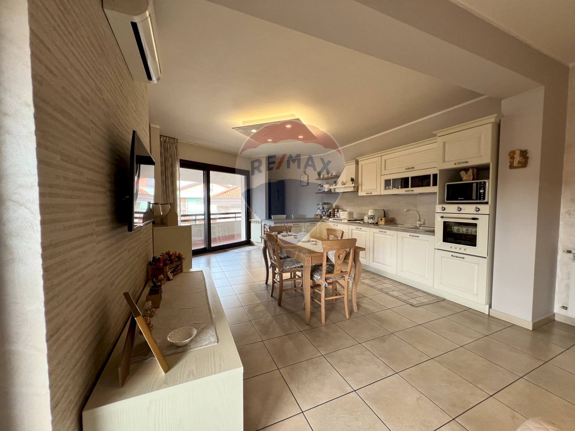 Sala da pranzo - Quadrilocale Via Delle Rimembranze
 
32, Pedara - foto 2