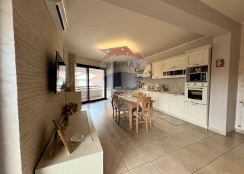 Sala da pranzo - Quadrilocale Via Delle Rimembranze
 
32, Pedara - foto 2