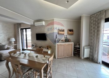 Sala da pranzo - Quadrilocale Via Delle Rimembranze
 
32, Pedara - foto 5