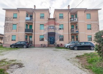 Edificio all\'aperto - Trilocale Via San Pietro
 
73, Gazzuolo - foto 2
