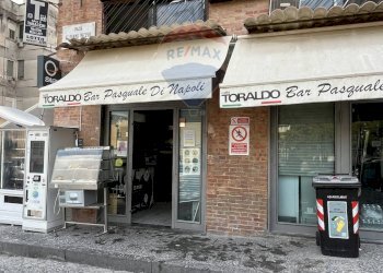 Edificio all\'aperto - Attività Commerciale Piazza Sant'Eframo Vecchio
16-17-18, Napoli - foto 2