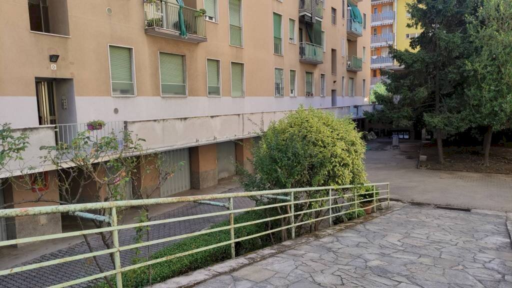 Cortile interno - Box via Antonio Gazzoletti, 3, Milano (neighborhood Quarto Oggiaro) - photo 3