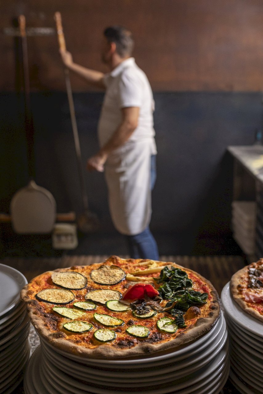 cuoco-unico-di-vista-laterale-che-prepara-pizza.jp - Ristorante Via Vittorio Veneto, Ancona - foto 1