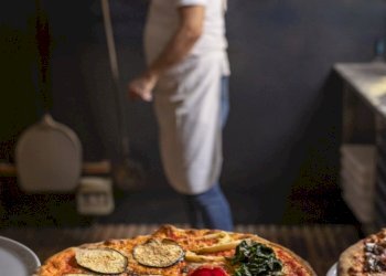 cuoco-unico-di-vista-laterale-che-prepara-pizza.jp - Ristorante Via Vittorio Veneto, Ancona - foto 1