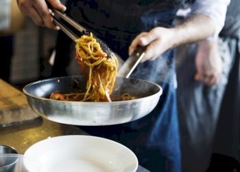 cuoco-unico-che-cucina-gli-spaghetti-cucina.jpg - Ristorante Via Vittorio Veneto, Ancona - foto 2