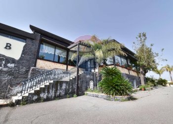 Casa all\'aperto - Locale Commerciale Viale Jonio
 
12, Acireale - foto 1