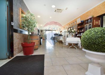 Ricezione / Lobby - Locale Commerciale Viale Jonio
 
12, Acireale - foto 3