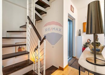 Scale che conducono al 1 piano - Independent house Via Dante Alighieri
 
4, Modugno - photo 7