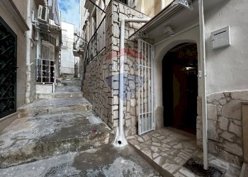 Scale - Trilocale Via Bacco
 
11-12-16, Vieste - foto 17