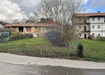 Edificio all\'aperto - Rustico via Santissima Trinità
 
snc, Varallo Pombia - foto 3