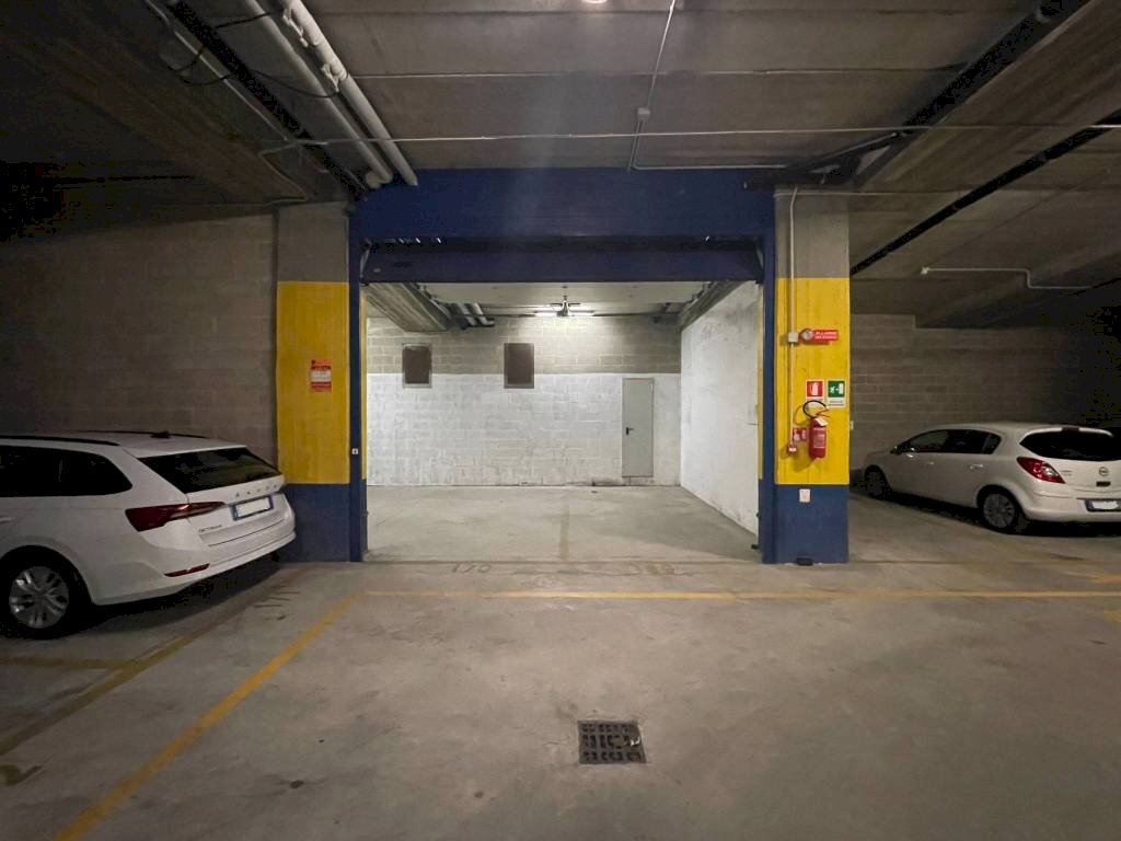 Posto macchina - Box strada del Drosso, 33, Torino (zona Mirafiori Sud) - foto 2