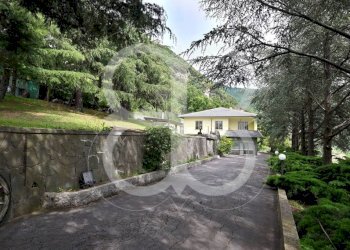 Cortile interno - Villa via ai Piani di Ferretto, 8, Genova (zona Bavari) - foto 29