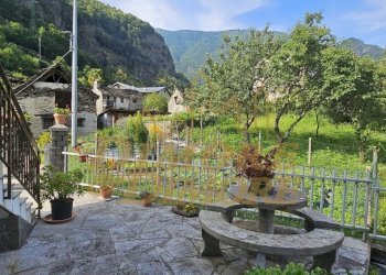 entrata e tavolino.jpg - Villa Calasca-Castiglione - foto 5