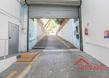 2.0 SERRANDA.jpg - Box VIA CHIARAVAGNA, Genova (zona Sestri Ponente) - foto 7