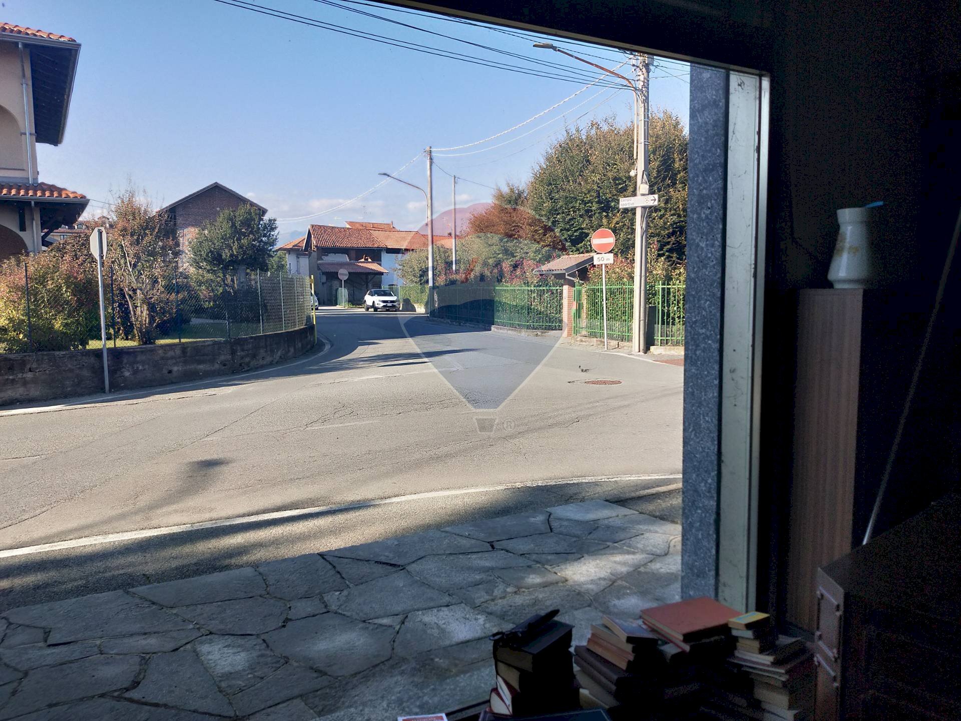 Edificio all\'aperto - Negozio Via IV Novembre
11 - 9, Benna - foto 2