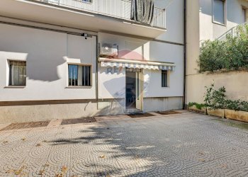 Ingresso dal giardino condominiale - Negozio Via Vittorio Veneto
79, Brugherio - foto 15