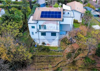 Edificio all\'aperto - Villa Via Ponte Tresa
 
22, Cadegliano-Viconago - foto 8