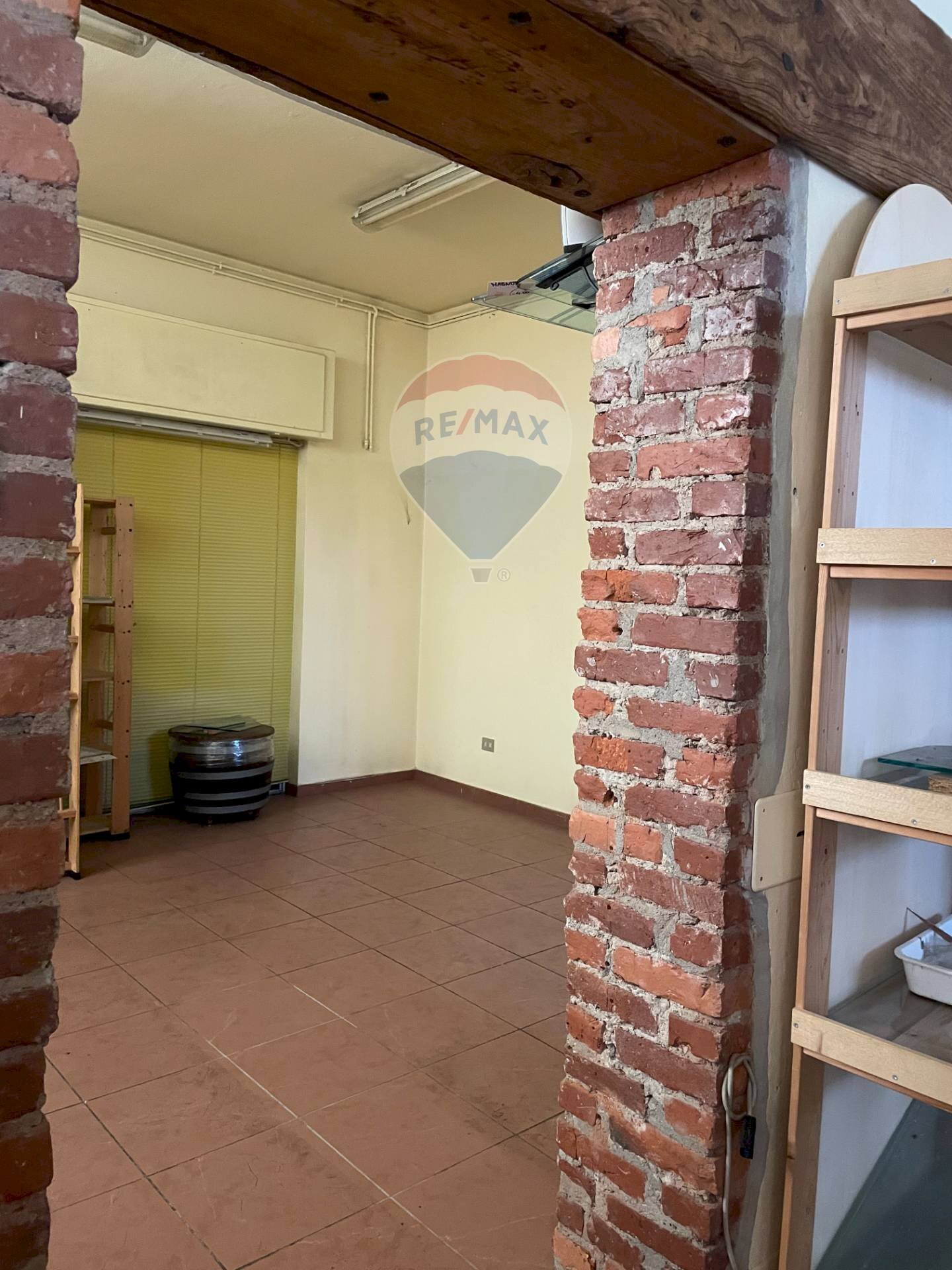 Stanza vuota - Locale Commerciale Piazza Tolini
 
8, Luino - foto 3