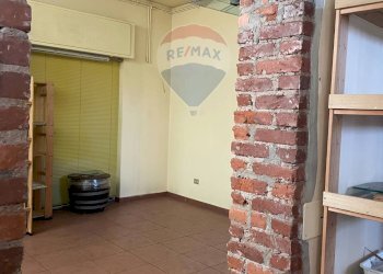 Stanza vuota - Locale Commerciale Piazza Tolini
 
8, Luino - foto 3