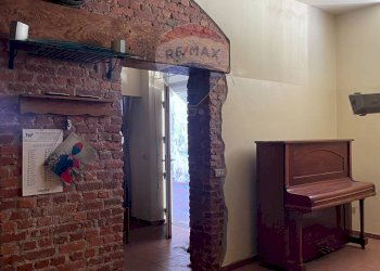 Camera / camera da letto - Locale Commerciale Piazza Tolini
 
8, Luino - foto 4