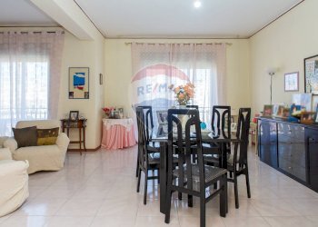 Sala da pranzo - Appartamento Viale Nitta
 
17, Catania - foto 11