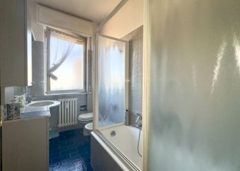 Bagno finestrato - Four-room apartment Via Delle Gardenie
3, Milano - photo 25