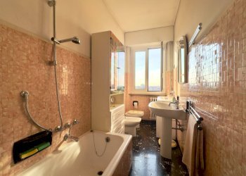 Bagno finestrato - Three-room apartment VIA MORGANTI
54, Sesto San Giovanni - photo 22