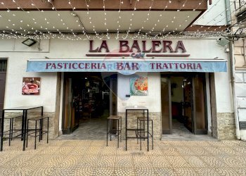 Edificio all\'aperto - Commercial Activity Piazza Pagliarelli
 
27, Palermo - photo 1