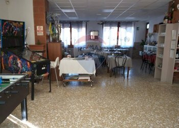 Sala da pranzo - Locale Commerciale Via Posorti
 
3, Vergiate - foto 3