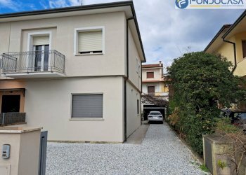 Facciata - Trilocale Via Sant'Andrea, Camaiore - foto 1