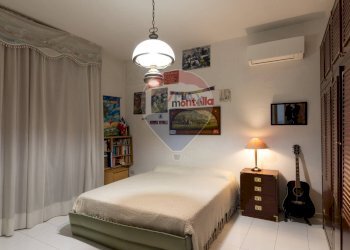 Camera da letto piano terra - Casa indipendente via San Martino
 
44-46, Selargius - foto 38