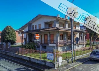 Villa Via Cesare Bollea 2, Bricherasio - photo 1