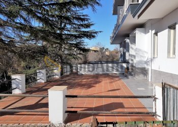 TERRAZZO A LIVELLO - Trilocale Calata Capodichino, Napoli - foto 1