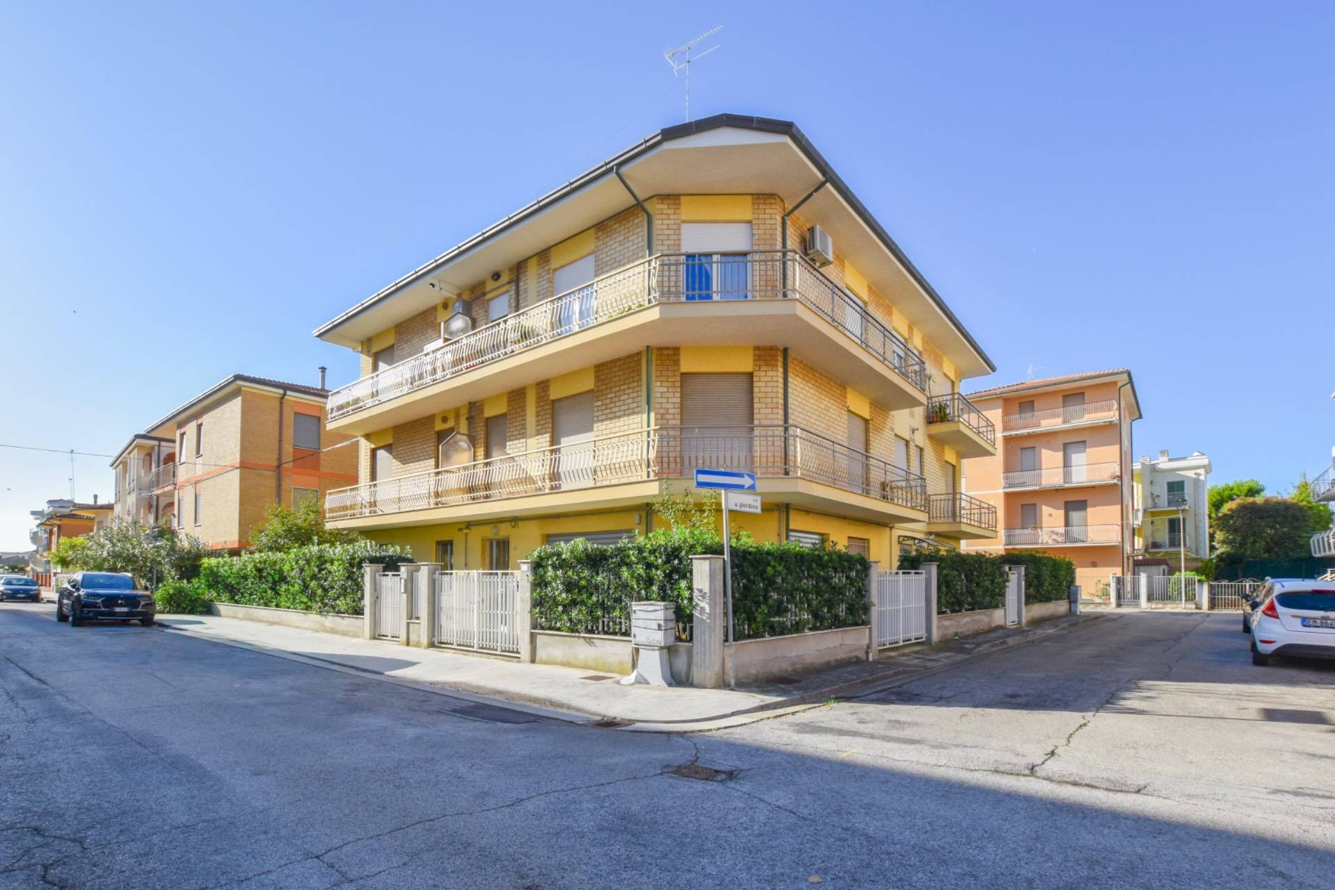 esterno-palazzina-appartamento-vendita-porto-san-giorgio-seconda-fila-mare.jpg - Appartamento Via Giovanni XXIII
 
5, Porto San Giorgio - foto 1