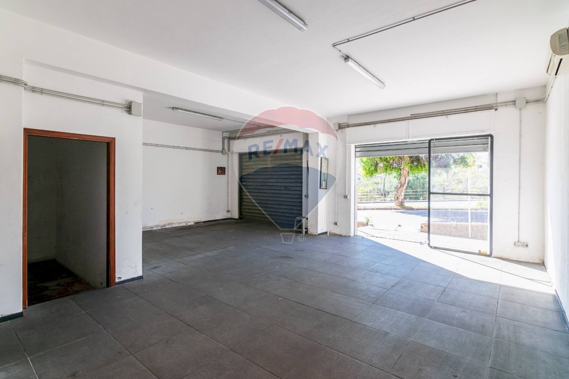 Stanza vuota - Locale Commerciale Via Lo Jacono Francesco
63/65, Sant'Agata Li Battiati - foto 2