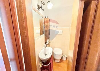 Bagno di servizio al piano terra - Quadrilocale Piazza Camillo Benso Cavour
 
6, Barberino di Mugello - foto 11