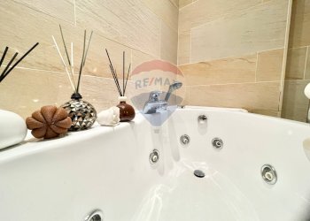 Vasca idromassaggio - Quadrilocale Piazza Camillo Benso Cavour
 
6, Barberino di Mugello - foto 21