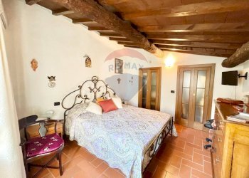 Camera matrimoniale - Quadrilocale Piazza Camillo Benso Cavour
 
6, Barberino di Mugello - foto 26