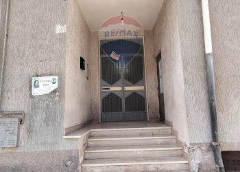 Scale - Appartamento via Bachelet
 
7, Adrano - foto 7