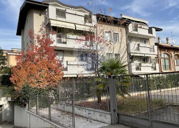 Edificio all\'aperto - Trilocale Via Sant'Anna
 
26, Arese - foto 1