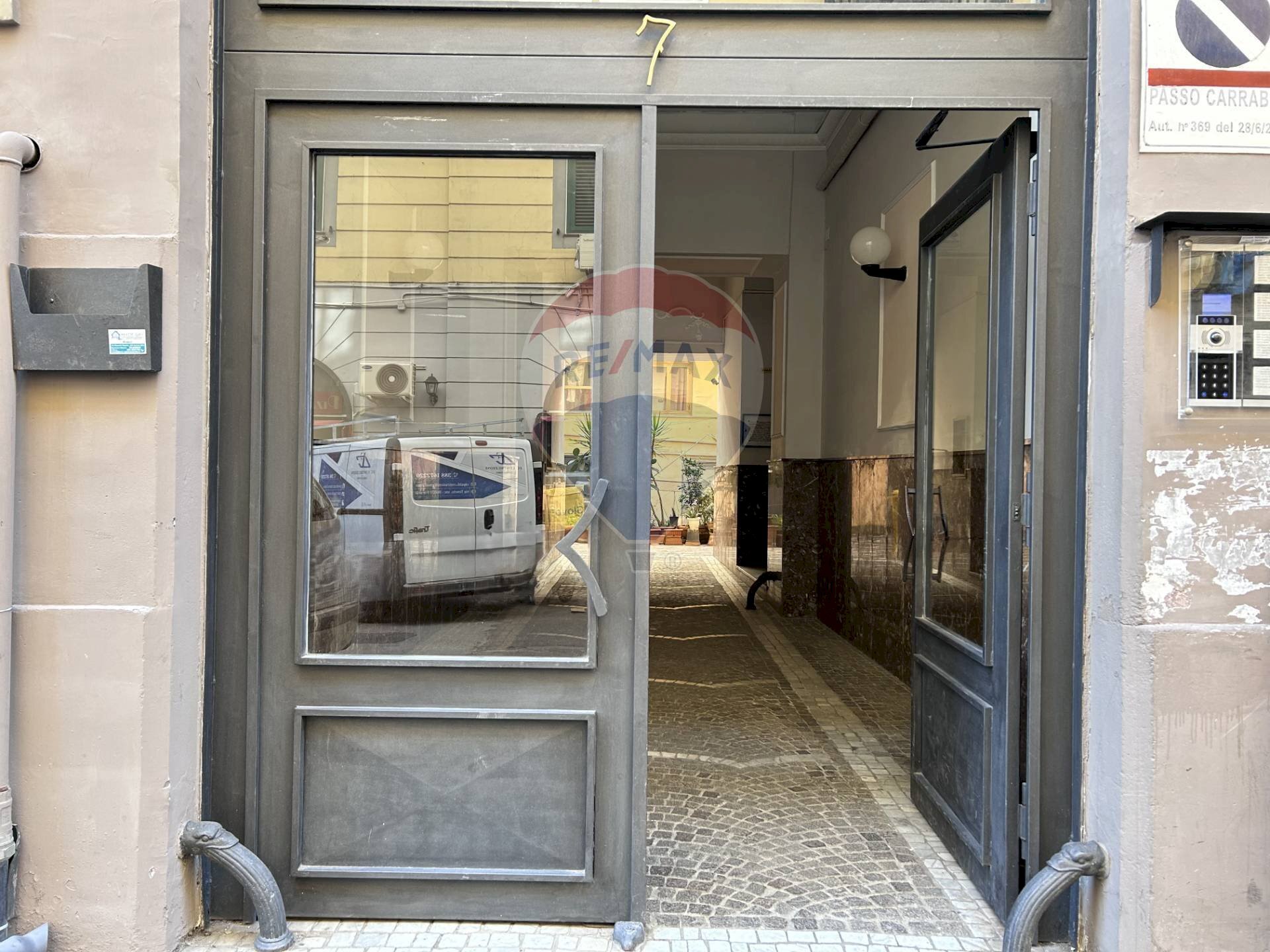 Edificio all\'aperto - Commercial Premises Via Filippo Cavolino
13, Napoli - photo 2