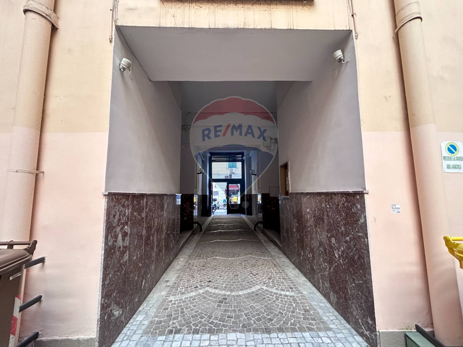 Ricezione / Lobby - Commercial Premises Via Filippo Cavolino
13, Napoli - photo 3