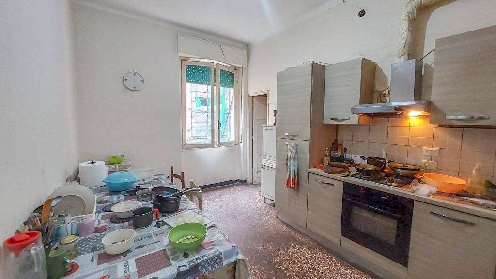 Cucina - Trilocale vico Dietro il Coro delle Vigne, Genova (zona Centro Storico) - foto 3