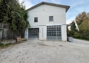 esterno 1.jpg - Locale Commerciale Viale Lungo Fiume 8, Novafeltria - foto 1