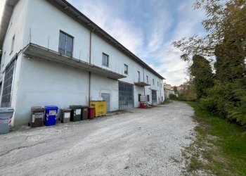 esterno 2.jpg - Locale Commerciale Viale Lungo Fiume 8, Novafeltria - foto 4