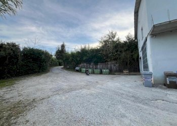 esterno 3.jpg - Locale Commerciale Viale Lungo Fiume 8, Novafeltria - foto 7