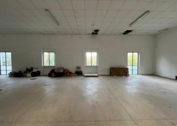 interno 2.jpg - Locale Commerciale Viale Lungo Fiume 8, Novafeltria - foto 9